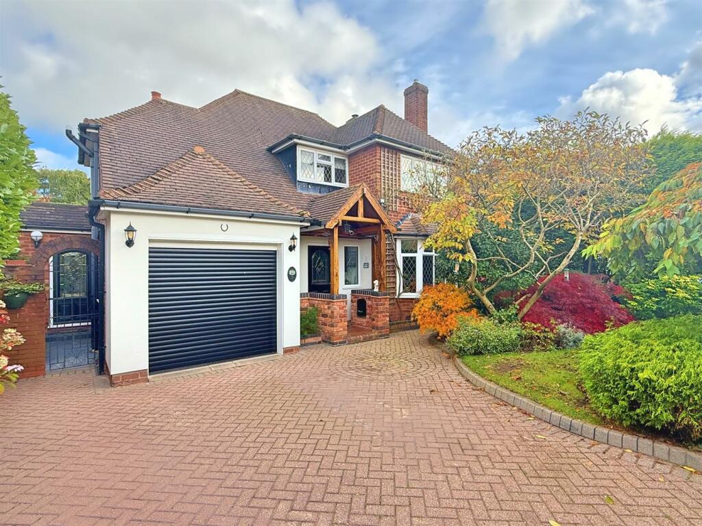 3 bedroom detached house for sale in Inglewood Grove, Streetly, Sutton