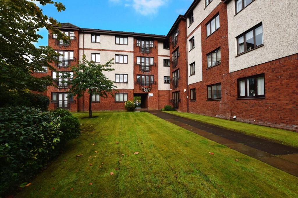 2 bedroom flat for sale in Main Street, Uddingston, Glasgow, G71