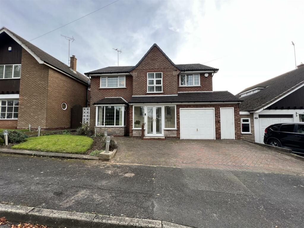 4 bedroom detached house for sale in Newton Road, Great Barr, Birmingham, B43