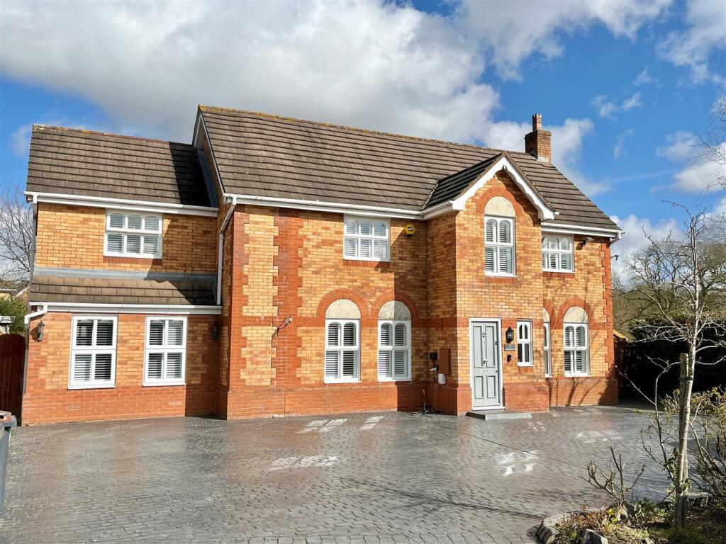 4 bedroom detached house for sale in Chater Drive, Walmley, Sutton