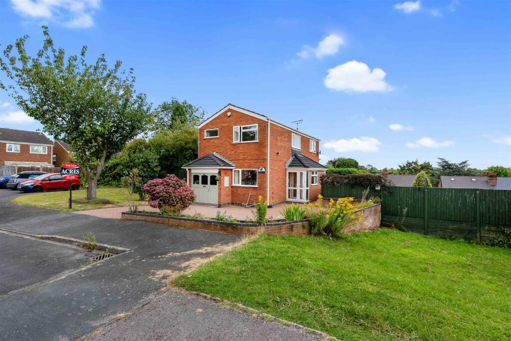 3 bedroom detached house for sale in Charlecote Gardens, Sutton