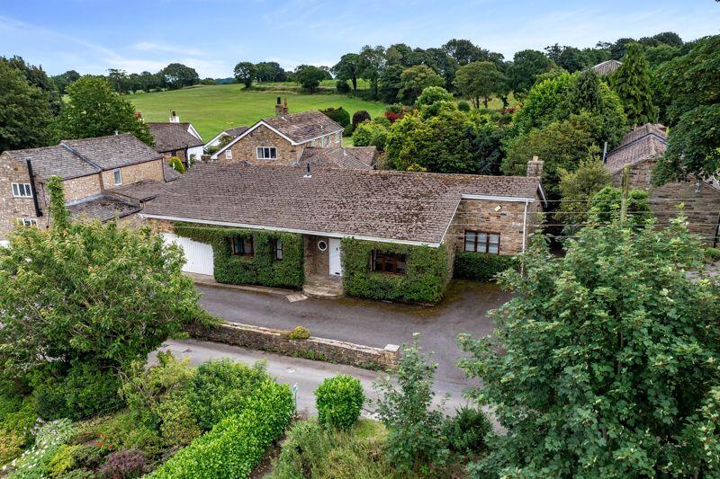 3 bedroom detached house for sale in Walthew Green, Roby Mill