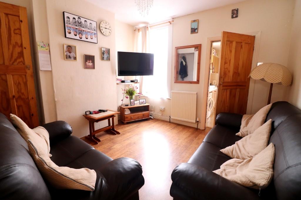 3 bedroom terraced house for sale in Saxon Road, Luton ...