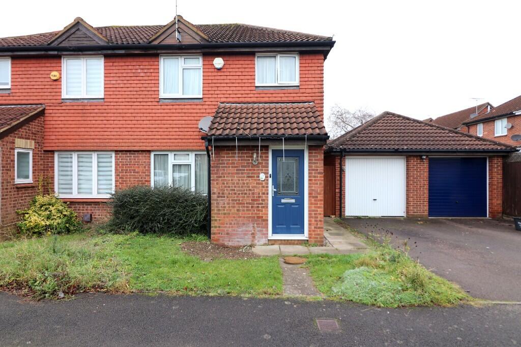 3 bedroom semidetached house for sale in Thetford Gardens, Bushmead