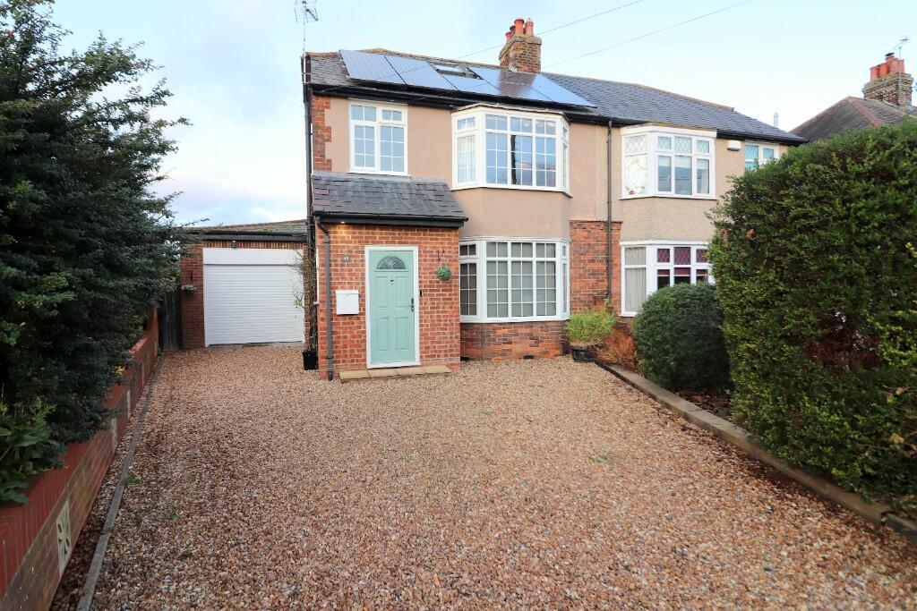 3 bedroom semidetached house for sale in Manor Road, Barton Le Clay