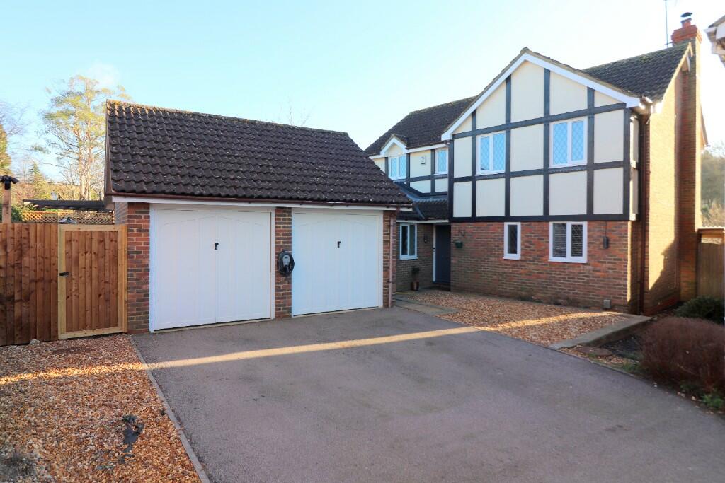4 bedroom detached house for sale in Washbrook Close, Barton Le Clay