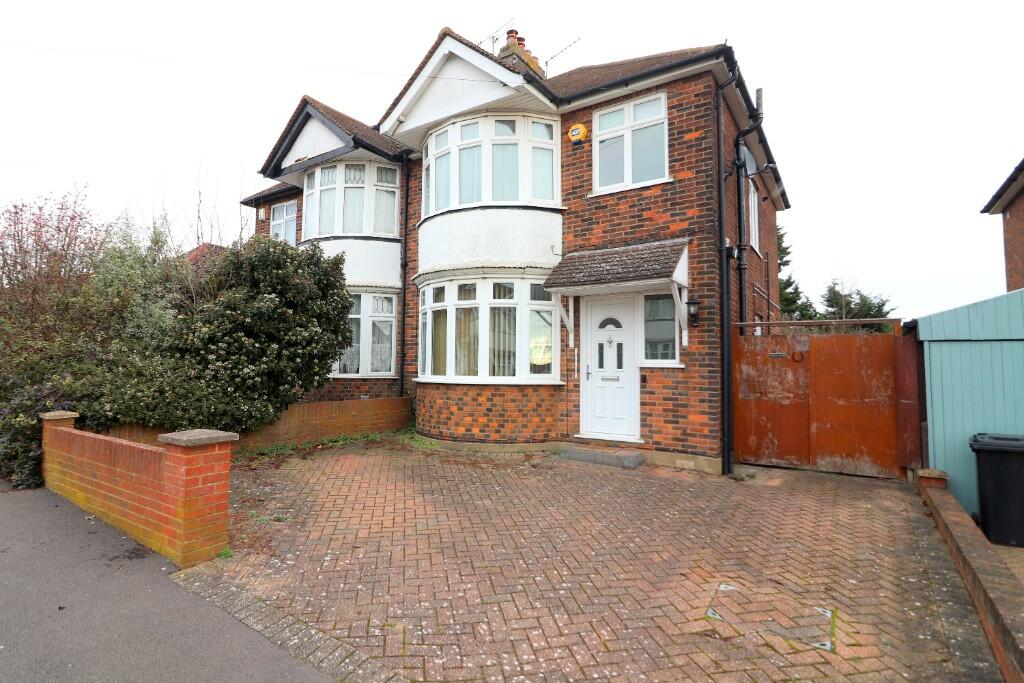 3 bedroom semidetached house for sale in Exton Avenue, Luton