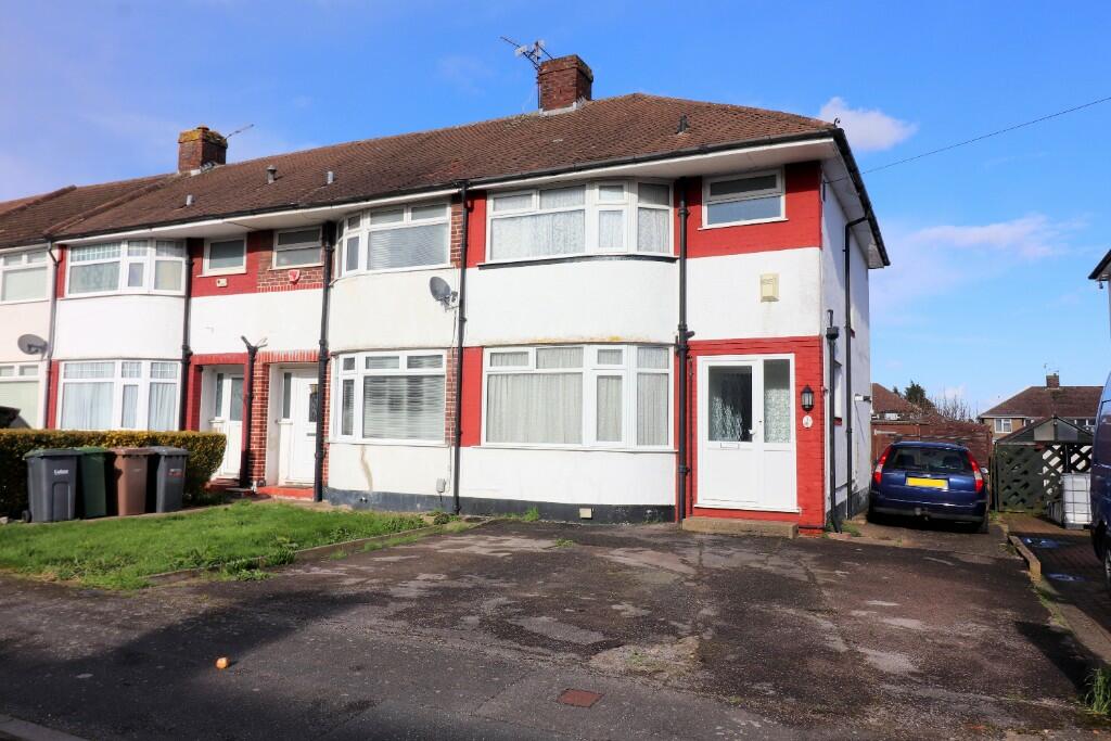 3 bedroom end of terrace house for sale in Stanford Road, Luton