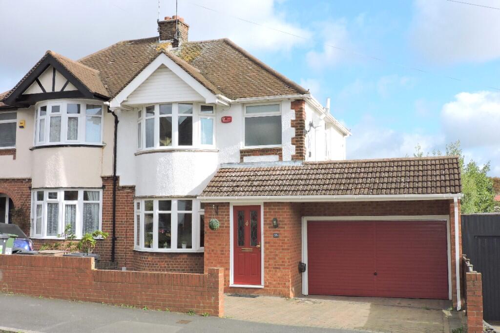 Main image of property: Walcot Avenue, Luton, Bedfordshire, LU2 0PW