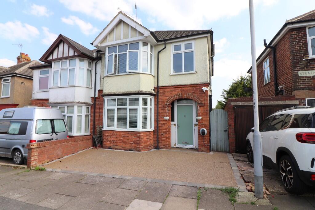 Main image of property: Strathmore Avenue, Luton, Bedfordshire, LU1 3QP