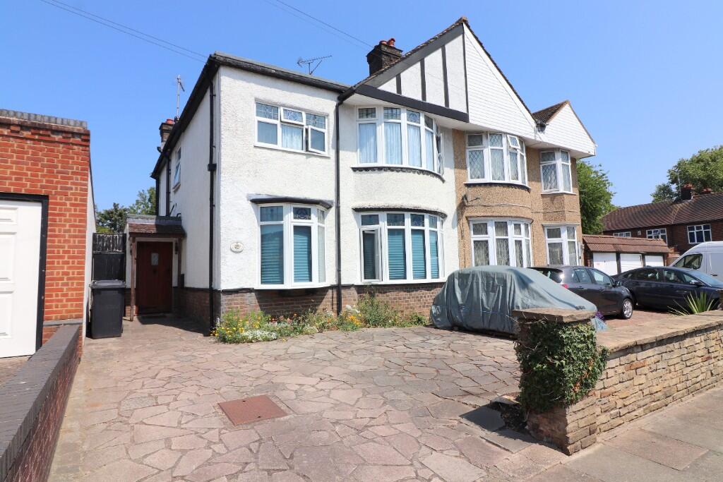 Main image of property: Montrose Avenue, Luton, Bedfordshire, LU3 1HR