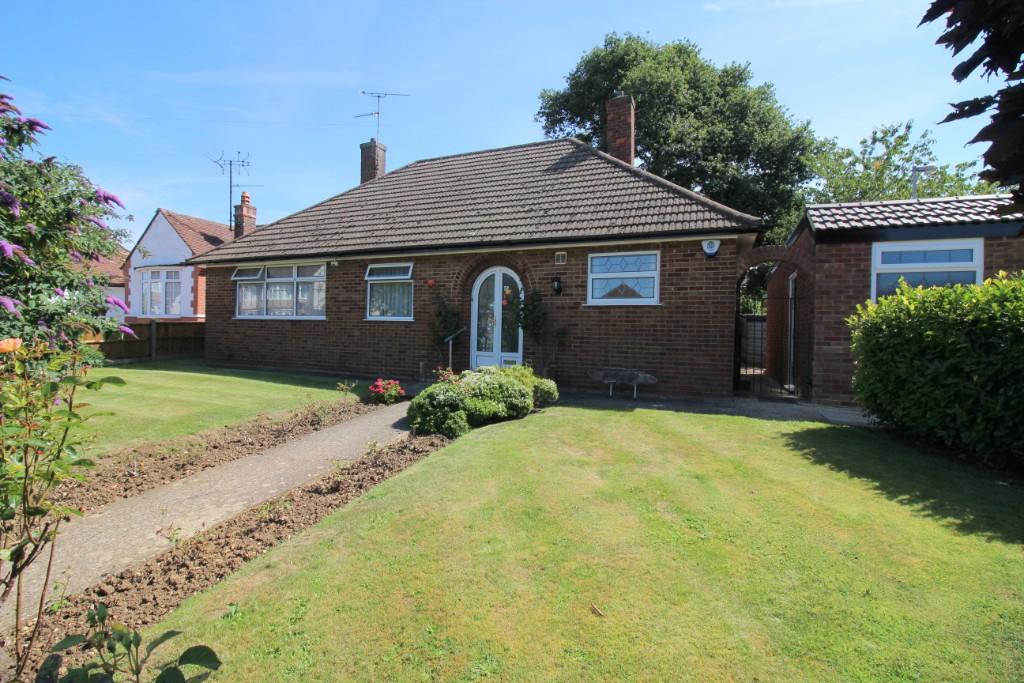 3 bedroom detached bungalow for sale in Hitchin Road, Stopsley, Luton