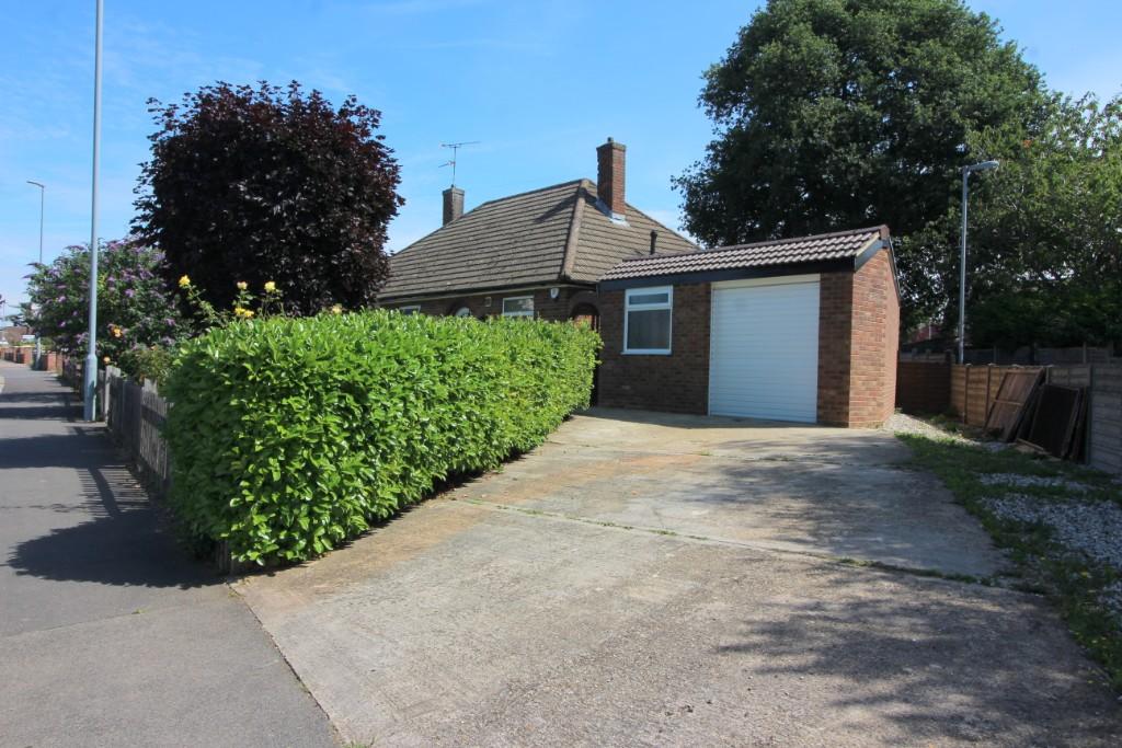 3 bedroom detached bungalow for sale in Hitchin Road, Stopsley, Luton