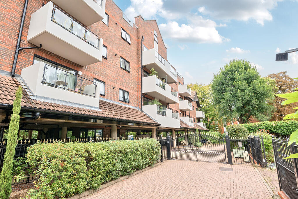 Main image of property: Maidenhead River Area, Luxury Apartment