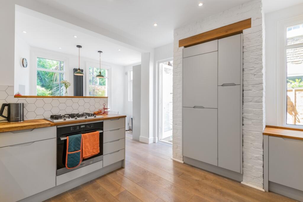 Main image of property: Sternhold Avenue, Balham, SW2