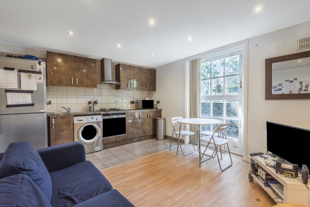 Flat to rent on Shooters Hill Road Blackheath SE3