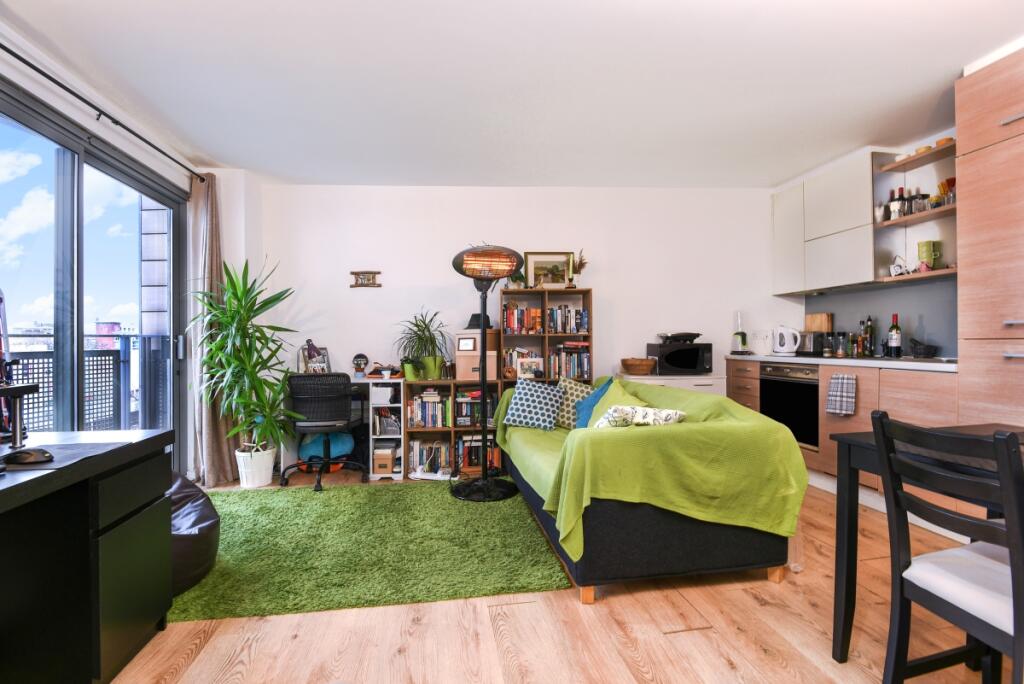 Studio flat for rent in Deals Gateway Lewisham SE13