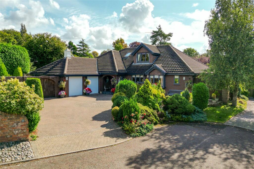 4 bedroom detached house for sale in Glenton Park, Little Neston