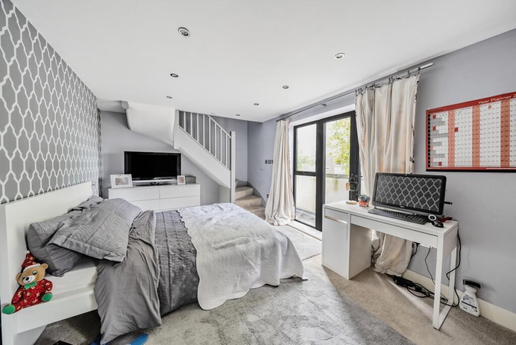 Main image of property: High Road, London, N2