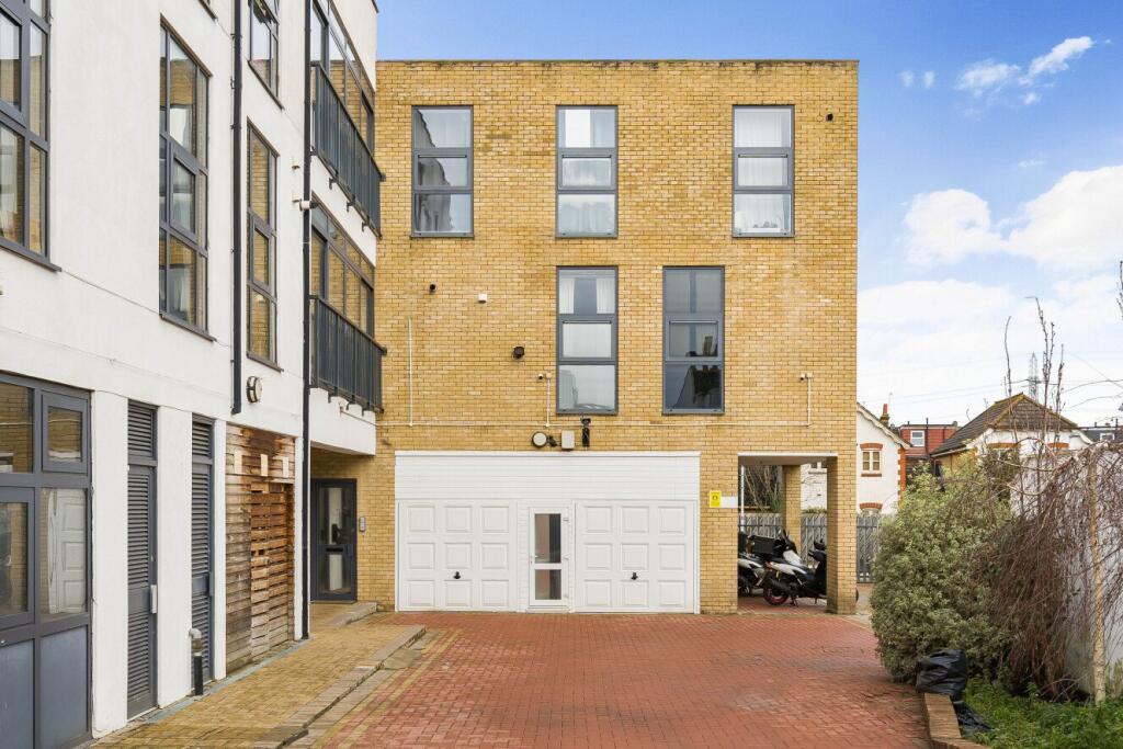 Main image of property: Flat 2, 1D Caxton Road, Wimbledon, London, SW19