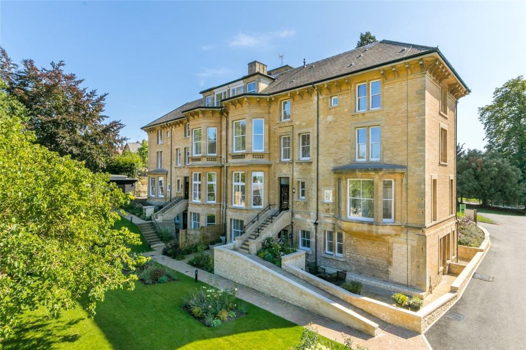 3 Bedroom Retirement Property For Sale In Buchanan House Penhurst Gardens Chipping Norton Oxfordshire Ox7