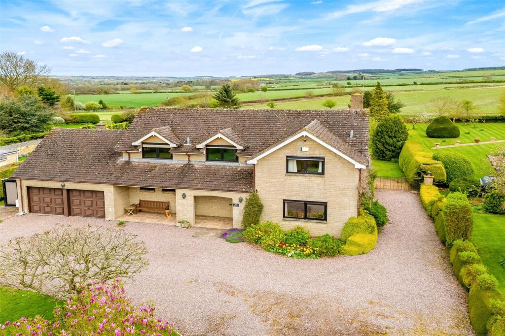 4 bedroom detached house for sale in Swinbrook Road, ShiptonUnder