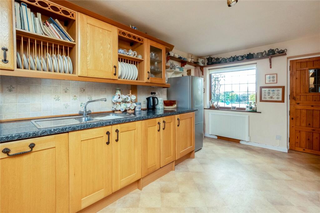 Additional property image - Main Street, Long Compton, Shipton-On-Stour, Warwickshire, CV36