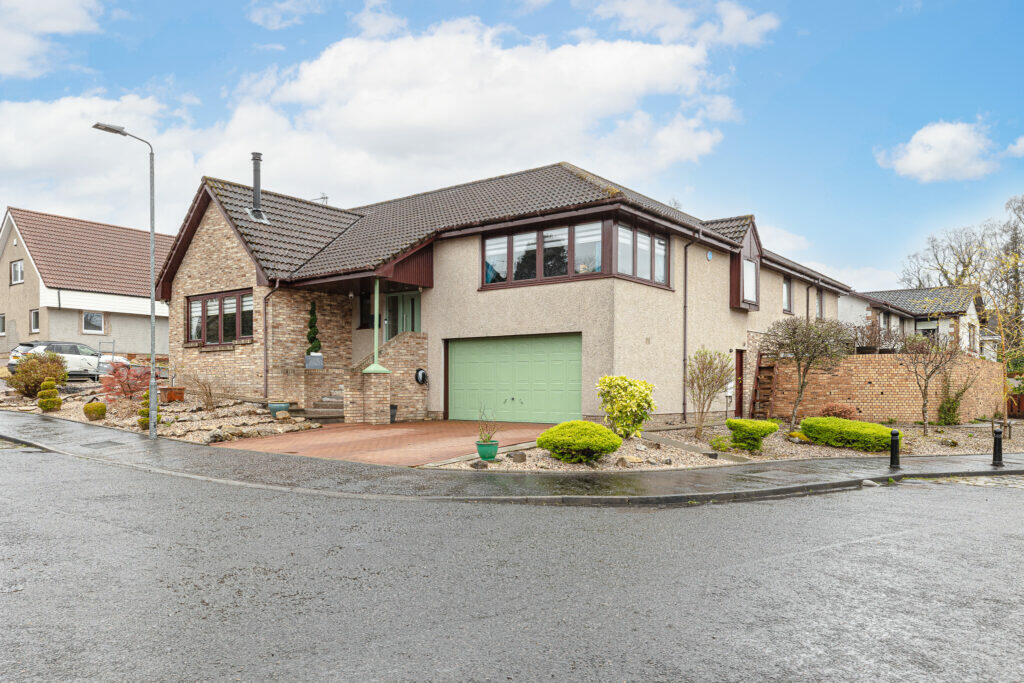 5 bedroom detached bungalow for sale in Arns Grove, Alloa, FK10