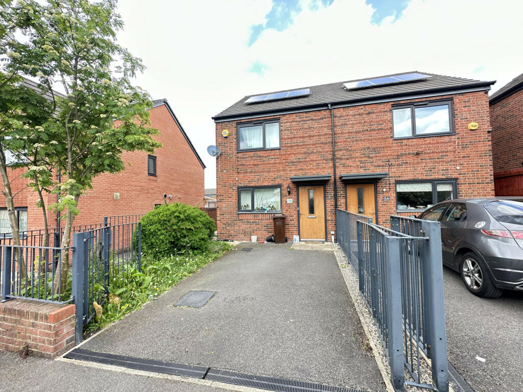 2 bedroom semidetached house for rent in Lawnswood Road, Manchester, M12