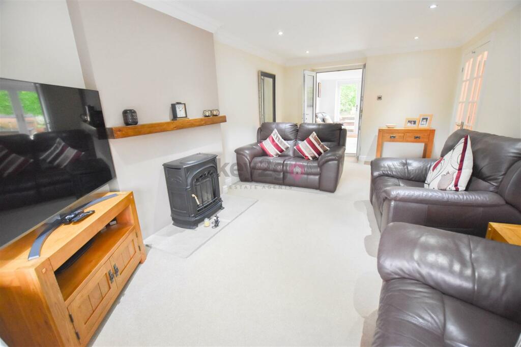 3 bedroom detached house for sale in Foxcroft Drive, Killamarsh, Sheffield, S21