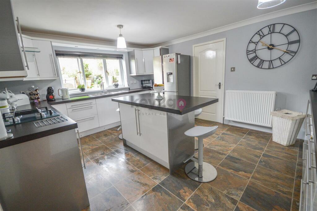 4 bedroom semidetached house for sale in Twickenham Glade, Halfway