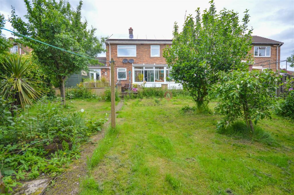 4 bedroom semidetached house for sale in Ducksett Lane, Eckington