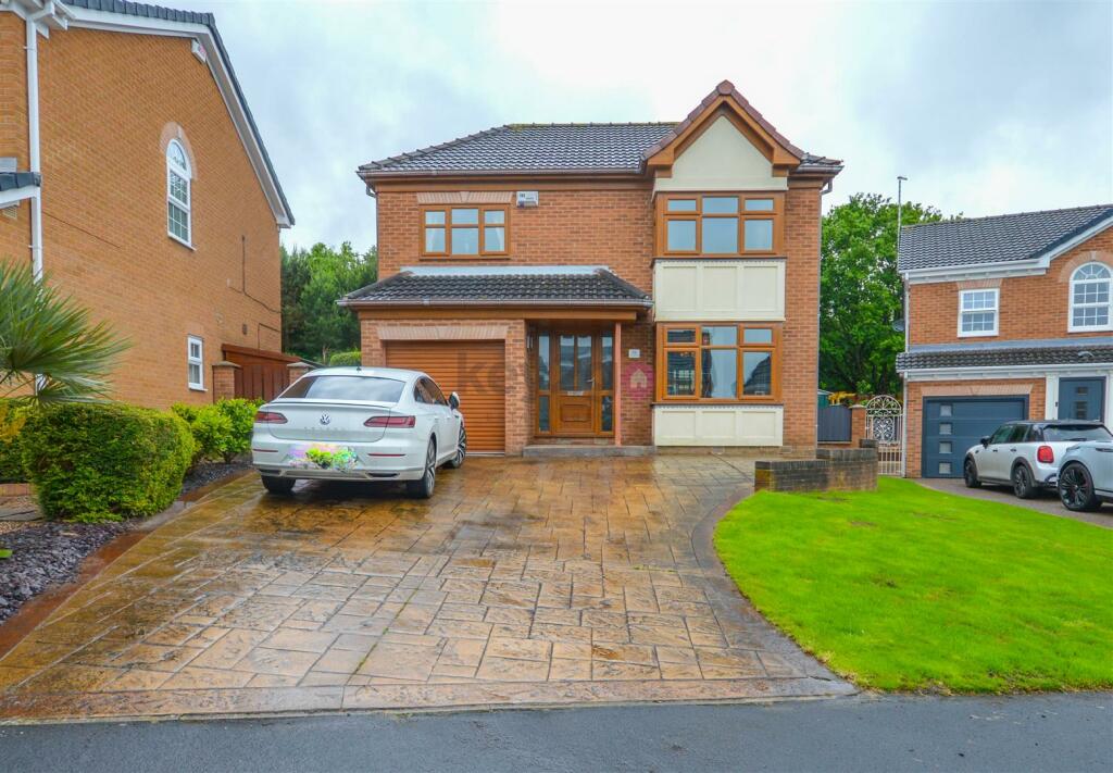 4 bedroom detached house for sale in Cardwell Drive, Sheffield, S13