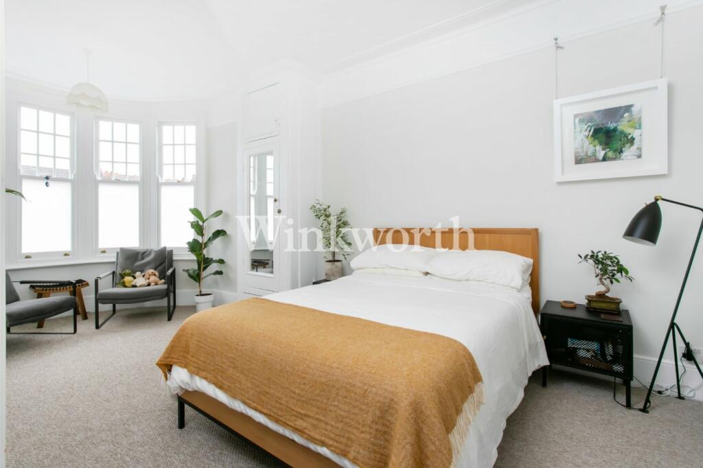 4 bedroom semidetached house for sale in Derwent Road, London, N13