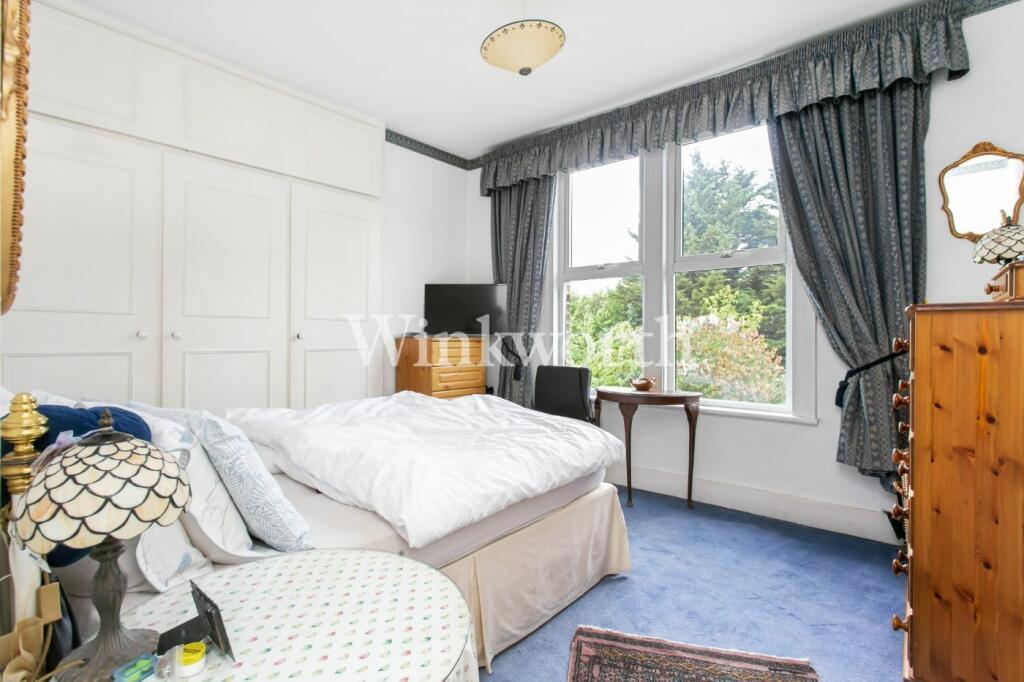 4 bedroom semidetached house for sale in Derwent Road, London, N13