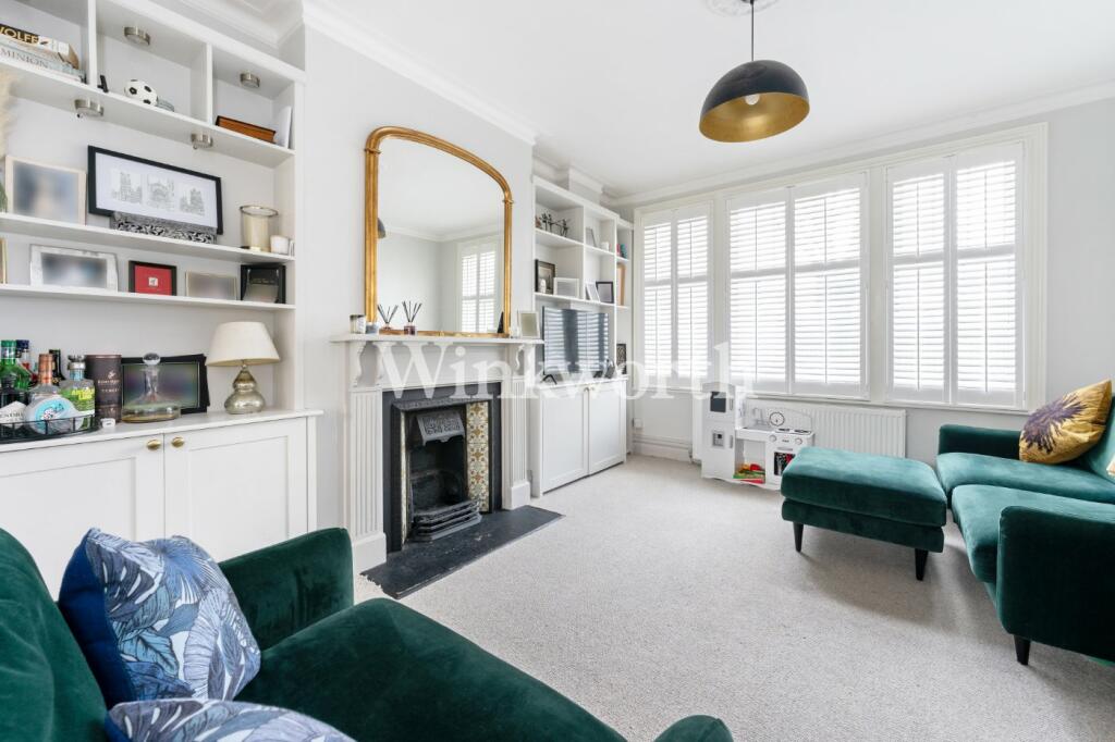 4 bedroom terraced house for sale in Chimes Avenue, London, N13