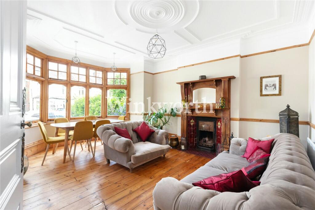 3 bedroom terraced house for sale in Caversham Avenue, London, N13