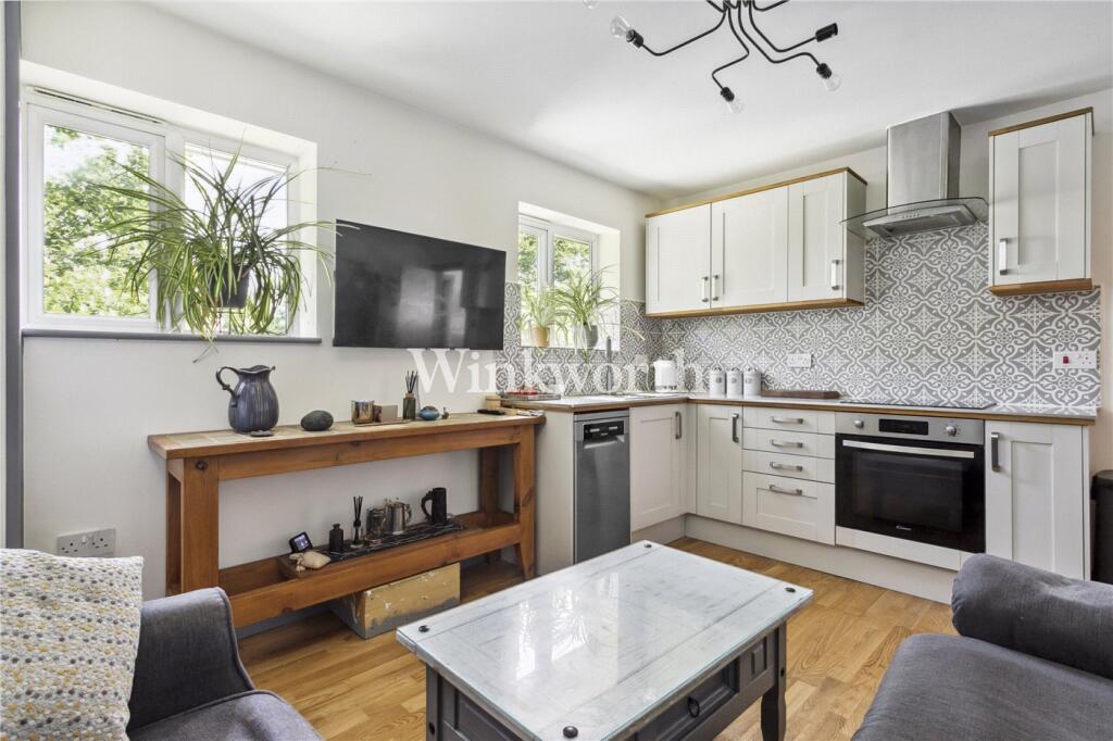 Main image of property: Farndale Avenue, London, N13