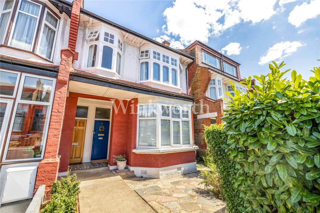 3 bedroom apartment for sale in Caversham Avenue, Palmers Green, London