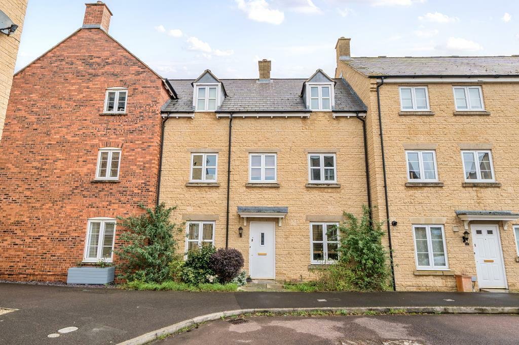 4 bedroom terraced house for rent in Cherry Tree Way, Carterton, OX18