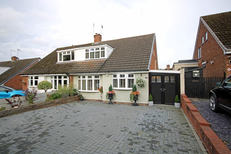 3 bedroom semidetached bungalow for sale in Clent View Road, Norton