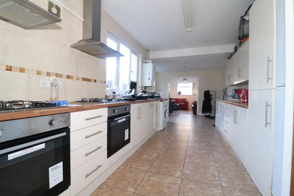 6 bedroom terraced house for rent in Mackintosh Place, Roath, CF24