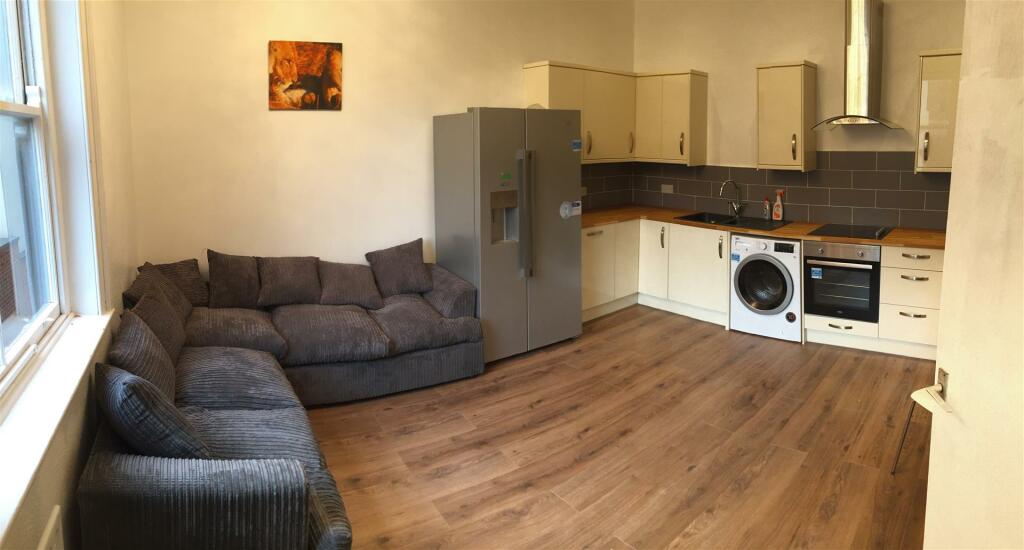 6 bedroom flat for rent in **£125pppw Excluding Bills** Derby Road, Nottingham, NG7 1LR, NG7