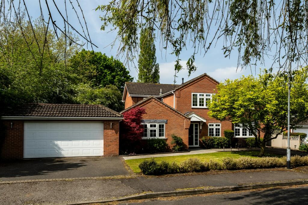 5 bedroom detached house for rent in Manor Close, West Bridgford, NG12