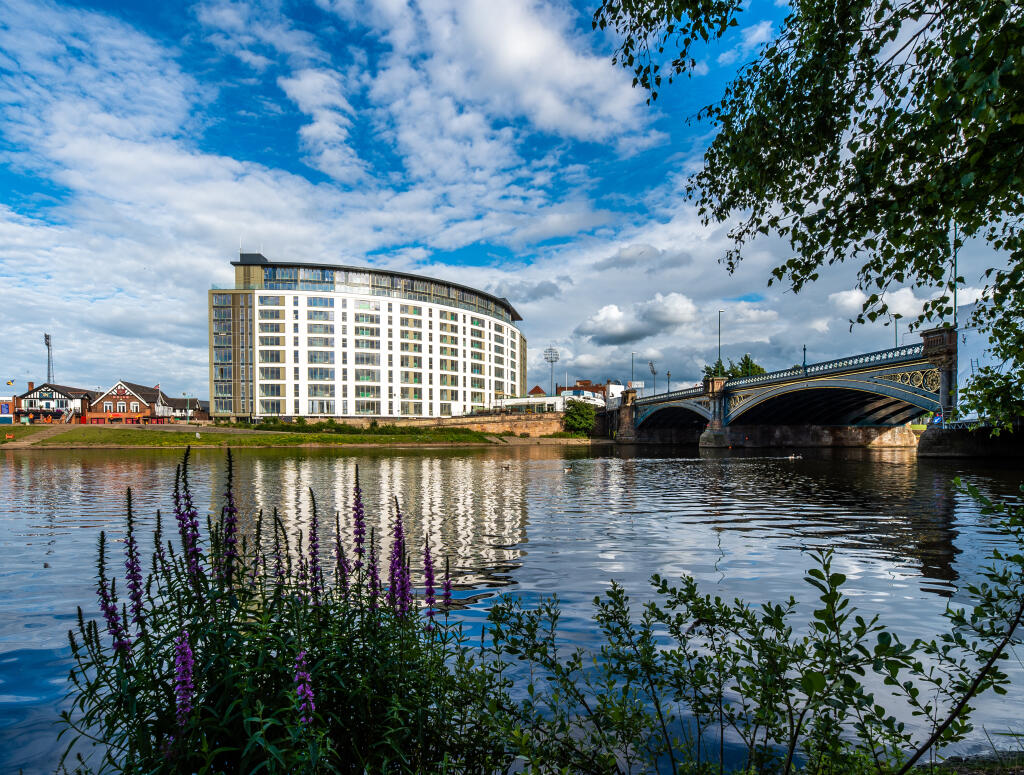 3 bedroom apartment for rent in 12 The Waterside Apartments , NG2
