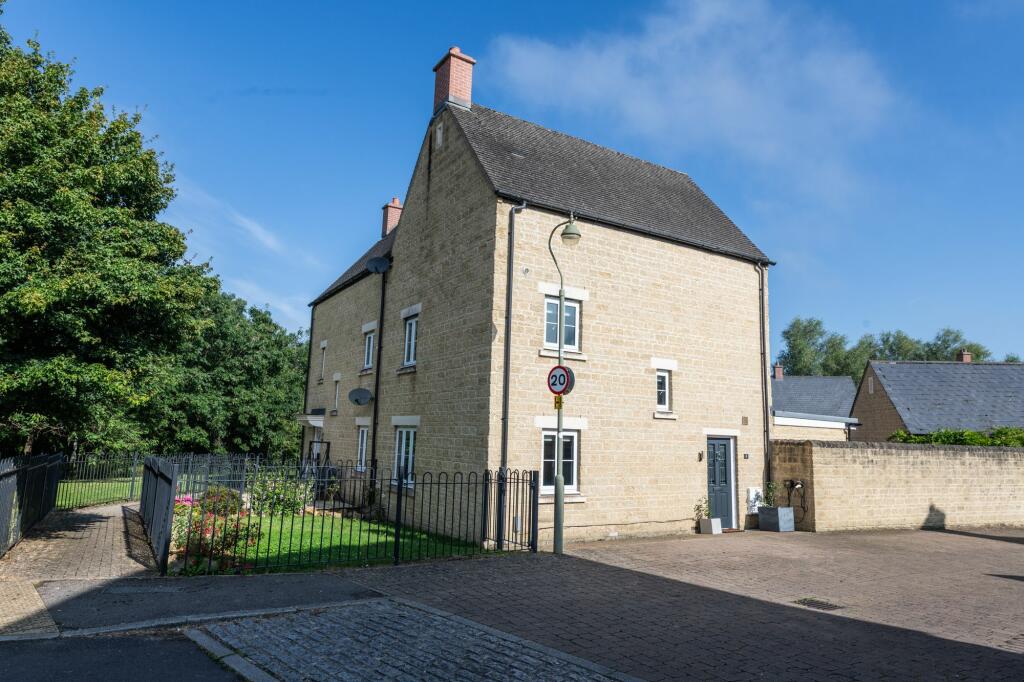 3 bedroom end of terrace house for sale in Drake Lane, Witney, OX28