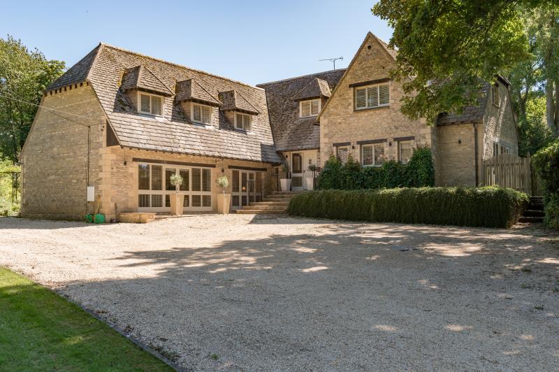 4 bedroom detached house for sale in Crawley Hill Farm, Foxburrow Lane