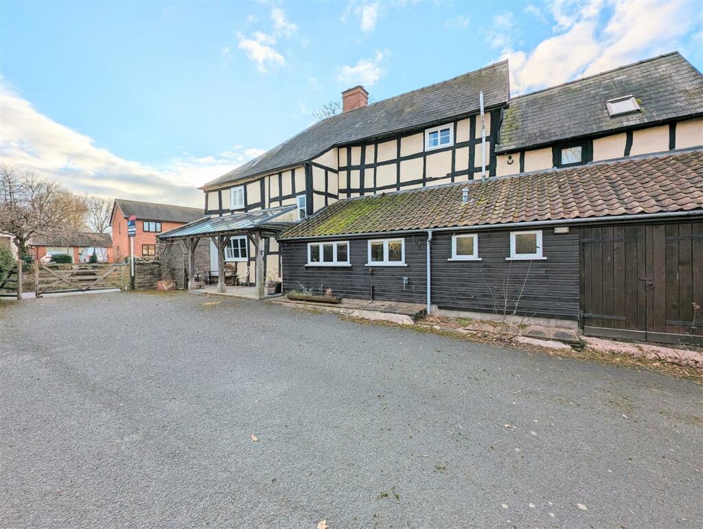4 bedroom detached house for sale in Wellington, Hereford, HR4