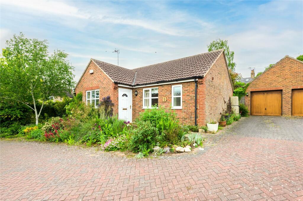 2 bedroom bungalow for sale in Orchard Close, Oundle, Peterborough, PE8