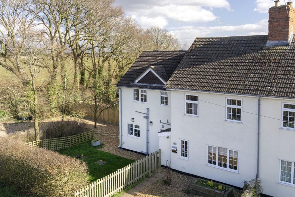 4 bedroom semidetached house for sale in Lutton Road, Hemington